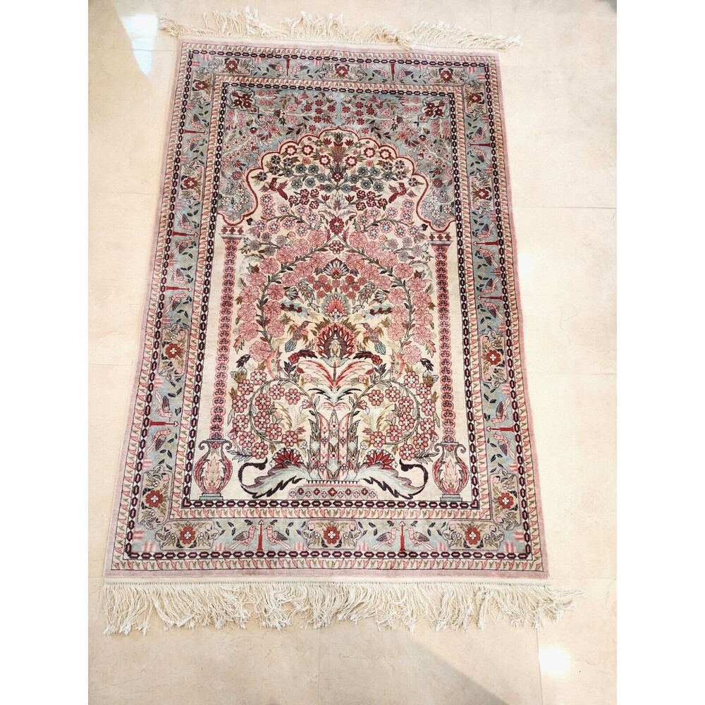Beautiful Handmade 6' x 4' Silk Rug